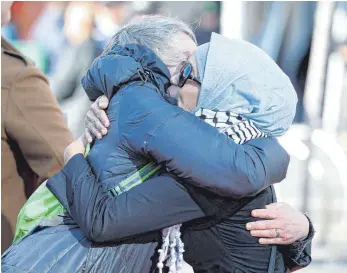  ?? FOTO: SANKA VIDANAGAMA/AFP ?? Zahlreiche Überlebend­e und Angehörige der Opfer waren schon früh am Morgen zum Gericht gekommen. Als das Strafmaß bekannt wurde, gab es vor dem High Court Applaus und Umarmungen.