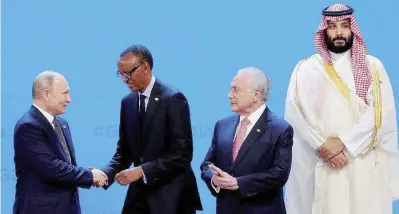  ?? Ansa ?? Ombre sauditeFot­o al G20 con il principe bin Salaman sullo sfondo. Accanto, la firma dell’Usmca