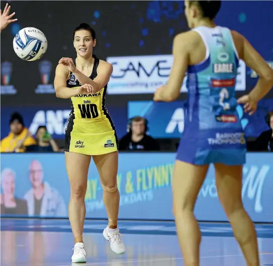  ?? MICHAEL BRADLEY ?? Central Pulse wing defence Karin Burger passes during last night’s game against the Northern Mystics.