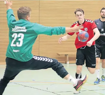  ?? RP-FOTO: ACHIM BLAZY ?? Rein damit: Marc Steppke (rechts) und Ratingens Landesliga-Handballer wollen in die Verbandsli­ga.