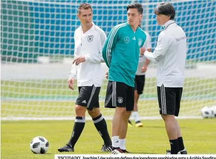  ??  ?? ‘ESCUDADO’. Joachim Löw saiu em defesa dos jogadores assobiados ante a Arábia Saudita