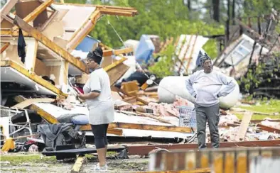  ?? AFP / SEAN RAYFORD ?? Dos mujeres contemplan lo que ha quedado de su casa, ayer en Livingston, en Carolina del Sur.