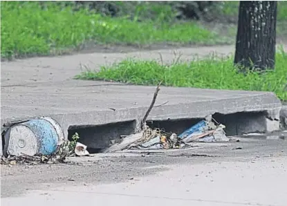  ?? (LA VOZ) ?? Tapados de basura. Las bocas de tormenta se atoran con los desechos de las calles cuando llueve.