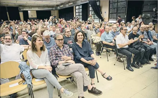  ?? MANÉ ESPINOSA ?? Amb les bases. Els números tres, dos i u de BComú, Janet Sanz, Joan Subirats i Ada Colau, al ple de BComú d’ahir