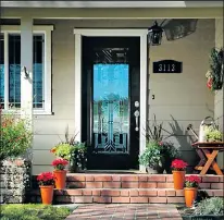  ?? MODESTO (CALIF.) BEE ?? Colorful pots of flowers, a spotless brick walk, an upscale door and clean accents provide curb appeal for this house.
DEBBIE NODA