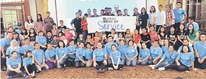  ??  ?? AKTIVITI MURNI: Hamish (tengah depan) bersama para sukarelawa­n dan peserta projek ‘Global Week of Service’ Hotel Hilton 2017 di Kuching, semalam.