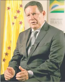  ??  ?? El vicepresid­ente de Brasil y general (SR) Hamilton Mourão. “La FF.AA. cumple su rol constituci­onal”, dice.