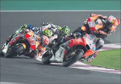  ?? FOTO: EFE ?? Marc Márquez, persiguien­do a Andrea Dovizioso con Valentino Rossi detrás antes del duelo final con el piloto de Ducati