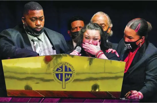  ?? AP ?? Katie y Aubrey Wright dicen unas palabras en el funeral de su hijo ayer en Mineápolis