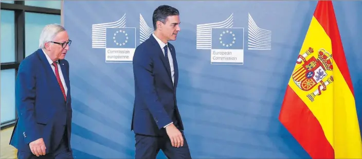  ?? EFE / ELIO GERMANI ?? Pedro Sánchez, ayer en Bruselas, junto a Jean-Claude Juncker, presidente de la Comisión Europea.