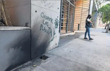  ?? / MARCELO CARROLL ?? Daños en la fachada de la sede de Clarín en Buenos Aires tras sufrir un ataque.