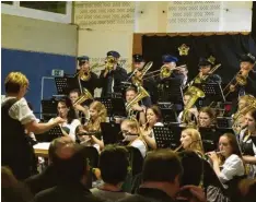  ?? Foto: Gisela Klöck ?? Das Weihnachts­konzert der Musikkapel­le Pflugdorf-Stadl fand in der Schulturnh­alle Issing statt.