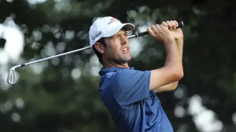  ?? SETH WENIG/THE ASSOCIATED PRESS ?? Robert Streb tees off at the eighth during second-round play at the PGA Championsh­ip on Friday. His 63 has him tied for the lead with Jimmy Walker.