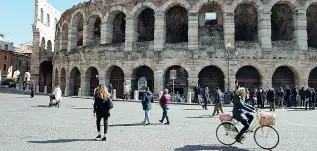  ??  ?? Il monumento Qui a sinistra, una veduta dell’Arena. Sotto, a sinistra la nuova centralina, a destra la vecchia