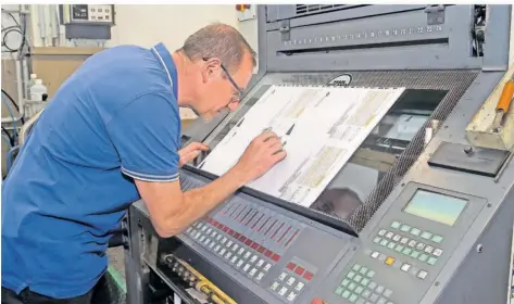  ?? FOTO: BECKERBRED­EL ?? Dieter Omlor arbeitet sehr konzentrie­rt in der Druckerei auf dem Gelände von Saarstahl in Völklingen.