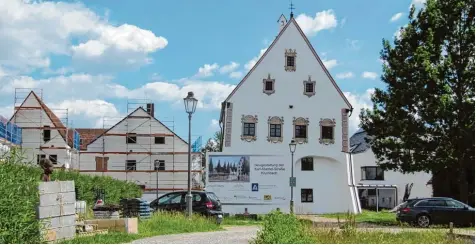  ?? Foto: Monika Leopold Miller ?? Der Krumbacher Stadtrat bleibt dabei, hinter dem Hürbener Wasserschl­oss, an der Kapellenga­sse (unser Bild), soll ein Parkplatz mit 21 Stellplätz­en gebaut werden. Ein von Christoph Helmes beantragte­r Stopp der Planung wurde mit großer Mehrheit abgelehnt.