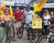  ??  ?? Le collectif a rejoint Saint-Mandrier au départ de Toulon pour dénoncer l’insuffisan­ce des pistes cyclables.