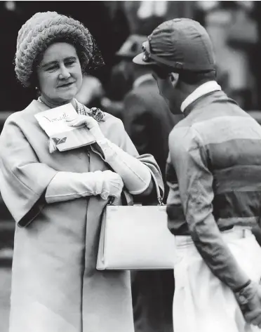  ?? ?? The Queen Mother meets jockey Fred Winter at Gosforth Park Racecourse during the Northumber­land Plate Festival on June 30, 1962