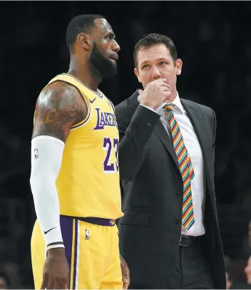  ?? PHOTO D’ARCHIVES, AFP ?? Lebron James, des Lakers, discute avec son entraîneur Luke Walton.