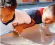  ?? ?? Higiene. La Secretaría de Educación afirma que en las escuelas ya no funcionan los bebederos; los niños toman agua que llevan de sus casas.