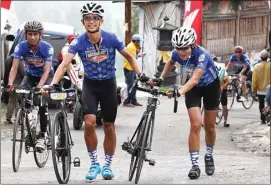  ?? GUSLAN GUMILANG/JAWA POS ?? PANTANG MENYERAH: Eileen Suhardjo dari Women Cycling Club Jakarta jatuh bangun menjelang finis. Sang suami, Edo Bawono, sampai membantuny­a menuntun agar bisa menuntaska­n ajang ini.