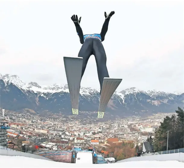  ?? FOTO: DANIEL KARMANN/DPA ?? Für die Skispringe­r um Karl Geiger geht es bei der Vierschanz­entournee um den Sieg. Innsbruck ist die dritte Station.