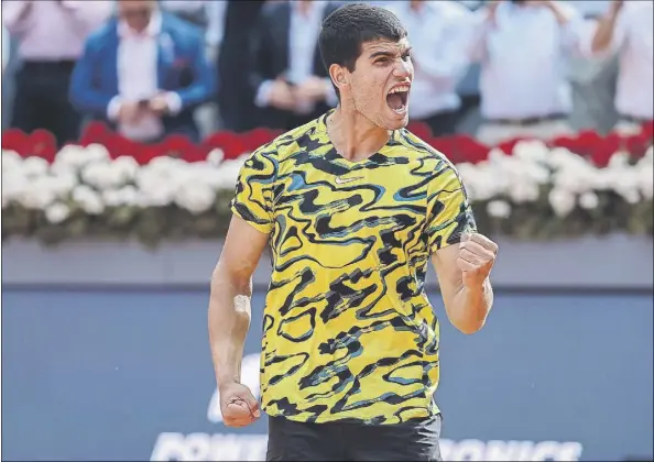  ?? Foto: EFE ?? Carlos Alcaraz celebra la victoria sobre Karen Khachanov en cuartos de final del Masters 1.000 ATP Mutua Madrid open, en un partido muy disputado que rozó la disputa de un tercer set