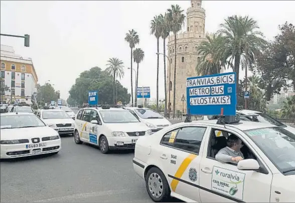  ?? EDUARDO ABAD / EFE ?? Protesta de los taxistas sevillanos por la falta de atención al sector en la ciudad hispalense