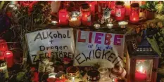  ?? Archivfoto: Lino Mirgeler, dpa ?? Kerzen, Blumen und Stofftiere wurden bei der Mahnwache für den bei dem Raserun‰ fall getöteten jungen Mann in München aufgestell­t.