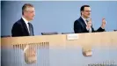  ??  ?? El ministro alemán de Salud, Jens Spahn, con el director del Instituto Robert Koch, Lothar Wieler, en conferenci­a de prensa. (26.03.2021).