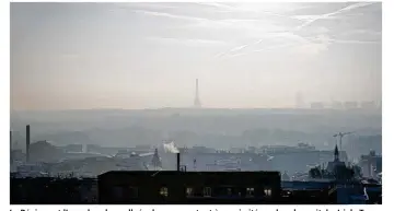  ?? ©Arnaud Bouissou/Terra ?? La Région est l’une des plus polluée du pays, surtout à proximité ou dans la capitale. Ici, la Tour Eiffel se distingue à peine dans le fond, cachée par un voile de pollution