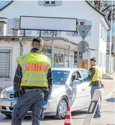  ?? FOTO: CHRISTIAN FLEMMING ?? Jedes Fahrzeug wird am Grenzüberg­ang Ziegelhaus in Lindau-Zech bei der Einreise kontrollie­rt.