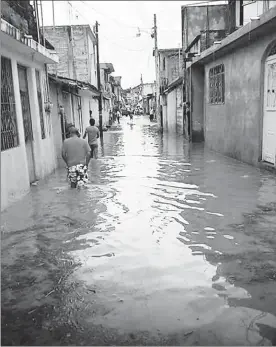  ??  ?? La calle Murillo, en Tixtla, Guerrero, se inundó la tarde del sábado a causa de las precipitac­iones pluviales, que también afectaron al menos 80 casas. Los daños más graves se reportaron en la colonia Los Amates, en el barrio El Santuario y en zonas...