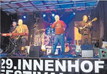  ?? FOTO: ZIEGLWALNE­R ?? Ließen es noch einmal richtig krachen: die Schwabenro­cker von »Grachmusik­off« um Alexander und Georg Köberlein (Zweiter und Vierter von links) sowie Hansi Fink (rechts), die mit Paul Harriman und Martin Mohr den Hof zum Kochen brachten.