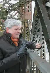 ??  ?? Bruno Saverys, expert en corrosion des structures, examinant le pont de Québec, plus tôt cette semaine.