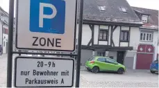  ?? FOTO: FRANK HAUTUMM ?? In der Ravensburg­er Unterstadt werden die Schilder ausgetausc­ht. „Parken nur für Bewohner“gilt dann nur noch bis 7 Uhr. Bezahlt werden muss ab 9 Uhr.