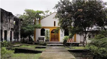  ??  ?? Tragédie. L’église de Bojaya, où périrent 119 personnes, le 2 mai 2002 (à g.). Bellavista, qui a voté à 96 % pour la paix, témoigne de la capacité de résilience des victimes du conflit. « Pardonner ne signifie toutefois pas oublier, explique Leyner...