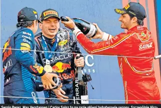  ?? ?? Sergio Perez, Max Verstappen i Carlos Sainz to na razie główni bohaterowi­e sezonu. Szczególni­e Hiszpan ma powody do zadowoleni­a. W trzech wyścigach, w których startował, zawsze stał na podium.