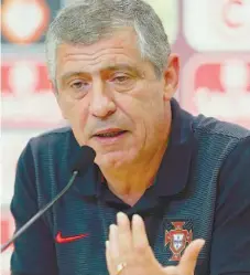  ??  ?? Fernando Santos vai dar oportunida­de aos 16 jogadores de campo