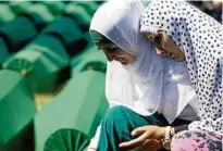  ??  ?? Muslimisch­e Frauen trauern um die Opfer des massakers vom Jahr . Foto:Dado Ruvic