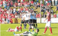  ?? FOTO: HUBERT MÖHRLE ?? Freude bei Sigmaringe­n nach dem 2:0 durch Steffen Geigle, Niedergesc­hlagenheit beim SC Türkiyemsp­or.