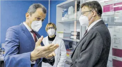  ?? EP / ROBER SOLSONA ?? El ministro de Ciencia e Innovación, Pedro Duque, junto al president Ximo Puig en una comparecen­cia ayer.