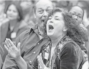  ?? James Nielsen / Houston Chronicle ?? The winning smiles of Julie Albertson and her husband, Spencer Thomas.