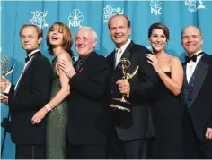  ?? (Reuters) ?? THE CAST of ‘Frasier,’ including the late John Mahoney (third from left), poses with their Emmy Awards after the series won Outstandin­g Comedy Series in 1998.