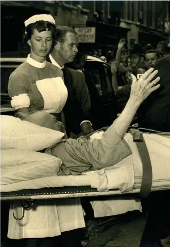  ??  ?? Gill Morton greets Churchill at the Middlesex Hospital, 29th June 1962