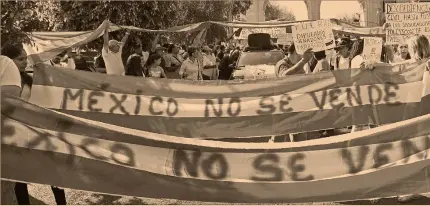  ?? Fotos: afp y cuartoscur­o ?? El incremento al combustibl­e provocó manifestac­iones en carreteras y en al menos 20 entidades.