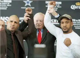  ??  ?? Jerry Jones (al centro), propietari­o de los Cowboys de Dallas de la NFL, posa junto a Miguel Cotto y James Kirkland en la rueda de prensa.