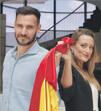  ?? EUROPA PRESS ?? Saúl Craviotto y Mireia Belmonte, abanderado­s españoles de la ceremonia de inauguraci­ón de los Juegos.