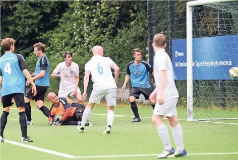  ?? RP-FOTO: DIETRICH JANICKI ?? Leon Knitsch (3. v.l.) traf kurz vor der Pause zur Hochdahler 3:2-Führung.