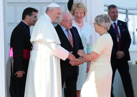  ??  ?? WARM WELCOME: Children’s Minister Katherine Zappone meets Pope Francis watched by President Michael D Higgins and his wife Sabina at Aras an Uachtarain on August 25. Photo: Danny Lawson/PA Wire